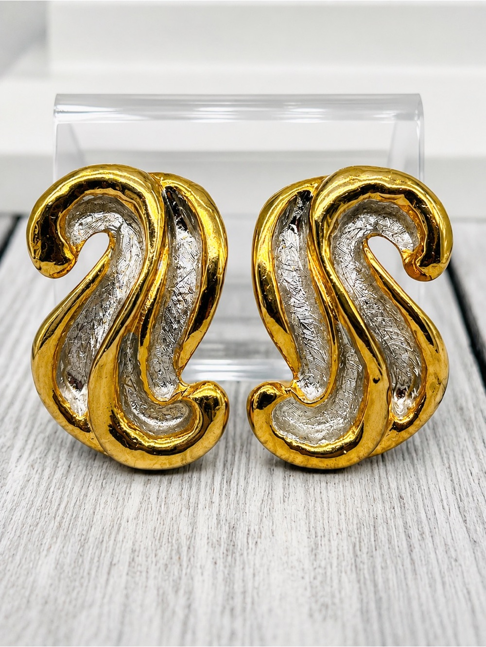518. Vintage 80s Hammered Two Tone Sculptural Runway Clip On Earrings